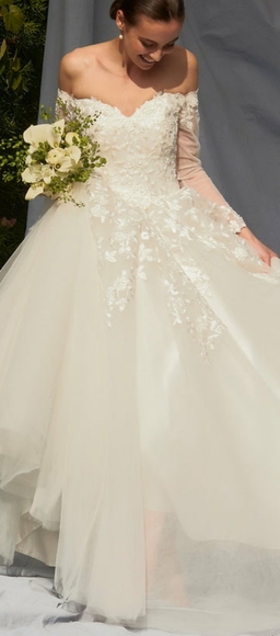 Wedding dress - Picture 2 of 8